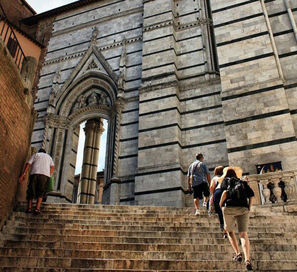 Escalera de acceso a la catedral Duomo de Siena