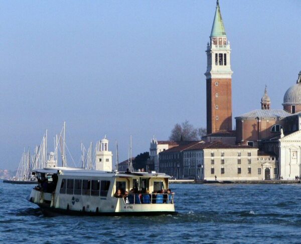 Vaporetto en los canales de Venecia