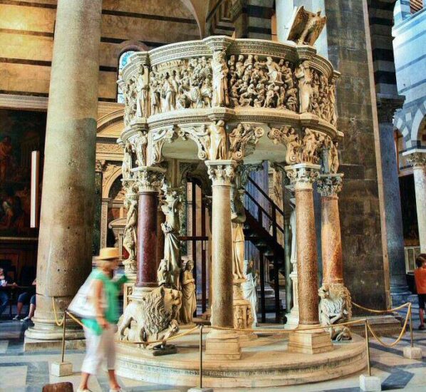 Púlpito en el interior de la catedral Duomo de Pisa en Toscana