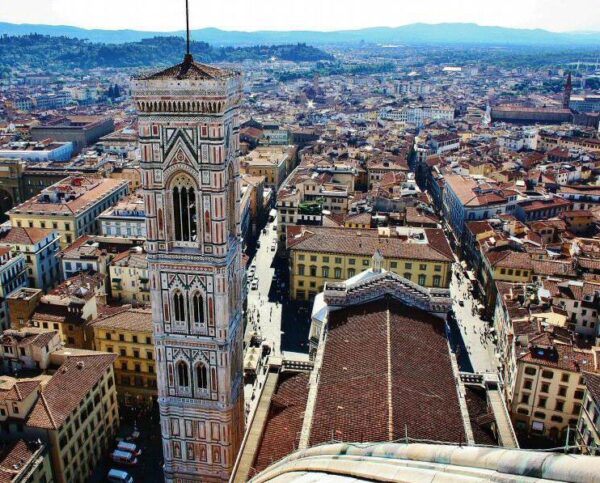 Torre campanario del Duomo de Florencia desde cúpula de Brunelleschi