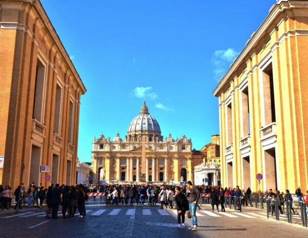 Entrada a la plaza de San Pedro en el Vaticano en Roma