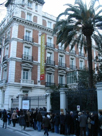 Colas en la entrada a la exposición de impresionismo en la Fundación Maphre de Madrid