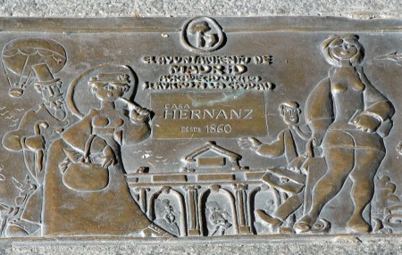 Placa de la centenaria alpargatería Casa Hernanz junto a la Plaza Mayor de Madrid