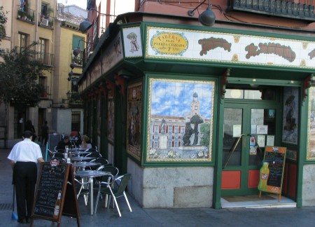 Taberna El Madroño en la plaza de Puerta Cerrada de Madrid