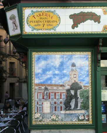 Decoración exterior de la Taberna El Madroño en la plaza de Puerta Cerrada de Madrid