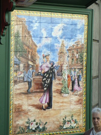 Decoración exterior de la Taberna El Madroño en la plaza de Puerta Cerrada de Madrid