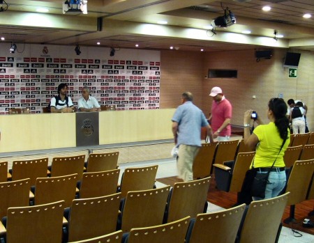 Visita de la Sala de Prensa del estadio durante el Tour del Bernabeu en Madrid