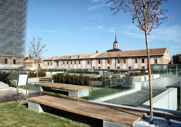 Jardín del Parador de Alcalá de Henares en Madrid