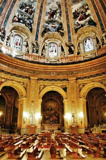 Rotonda central de la Basílica de San Francisco el Grande en Madrid