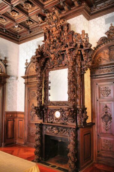 Chimenea de la sala de Gabinete en el palacio del Marqués de Villafranca en Madrid