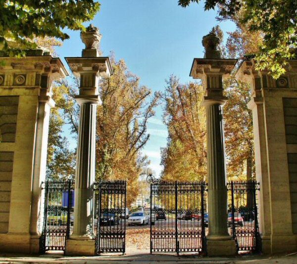 Puerta de la Plaza Redonda en el Jardín del Príncipe en Aranjuez