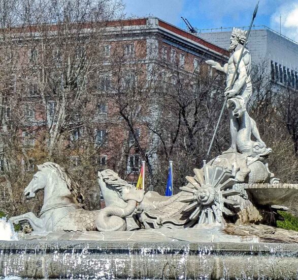 Fuente de Neptuno en plaza Cánovas del Castillo de Madrid