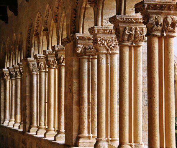 Capìteles historiados en el claustro de Santa María Real de Nieva en Segovia