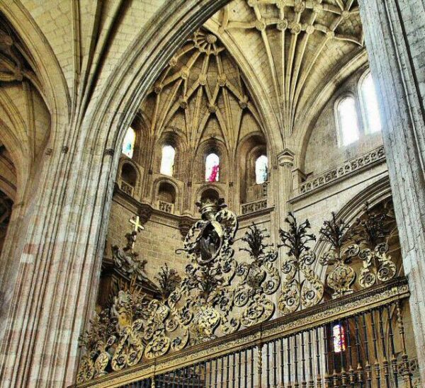 Verja en el interior de la catedral de Segovia