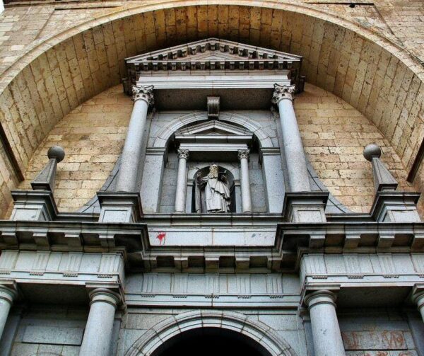 Puerta de San Frutos en la catedral de Segovia