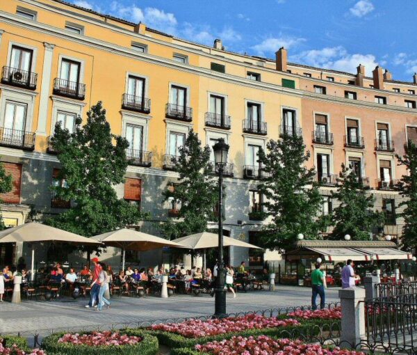 Terrazas en la plaza de Oriente de Madrid