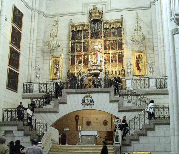 Altar de la Virgen de la Almudena en la catedral de Madrid