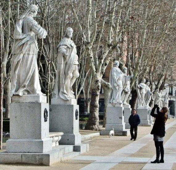 Estatuas de reyes españoles en la plaza de Oriente de Madrid