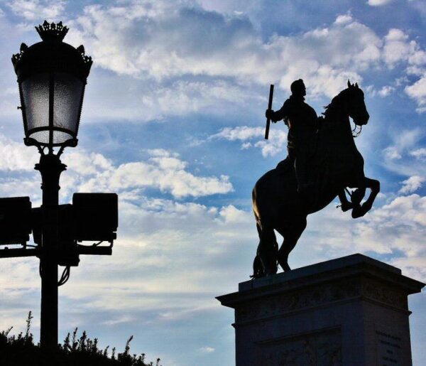 Escultura ecuestre de Felipe IV en la plaza de Oriente de Madrid