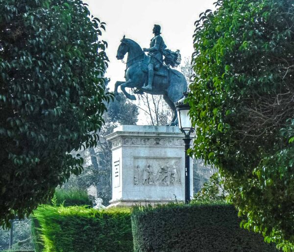 Monumento de la Estatua de Felipe IV en la Plaza de Oriente de Madrid