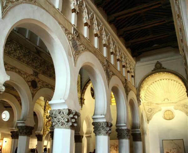 Rincón interior de la Sinagoga Santa María la Blanca en Toledo