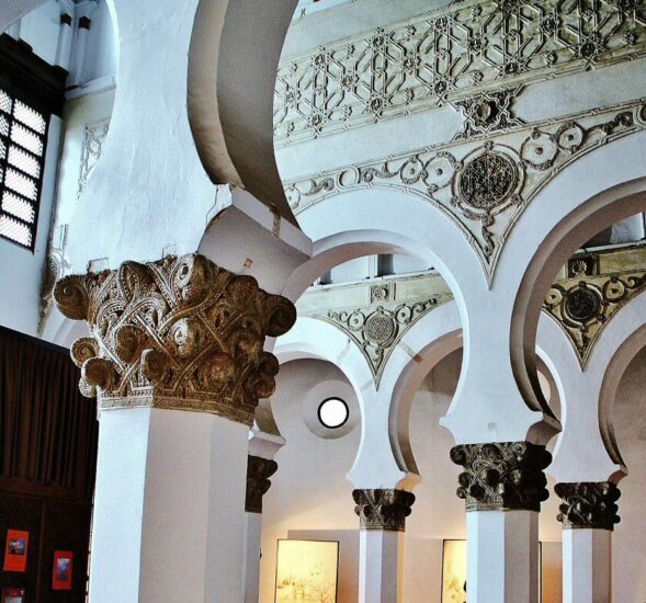 Rincón interior de la Sinagoga Santa María la Blanca en Toledo