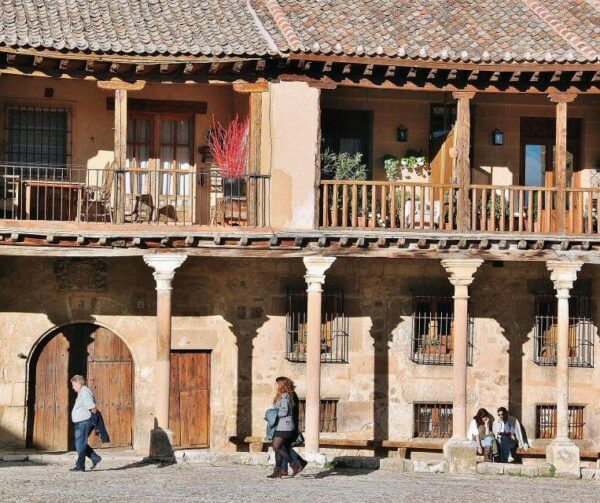 Plaza porticada en la villa medieval de Pedraza en Segovia