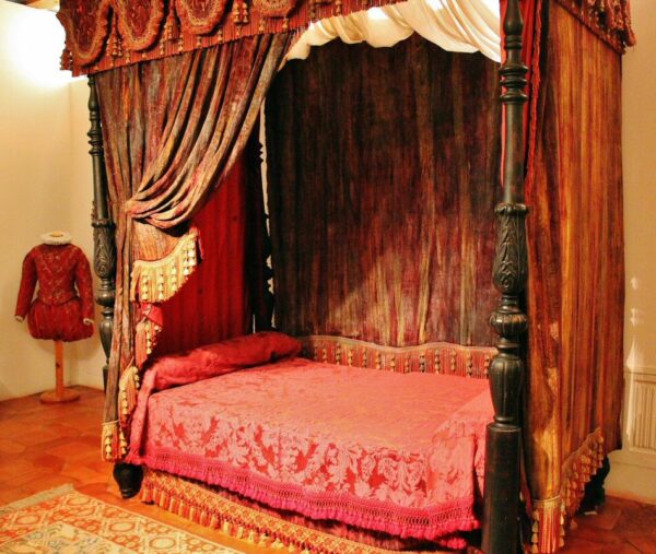 Dormitorio en el castillo de Manzanares el Real en Madrid