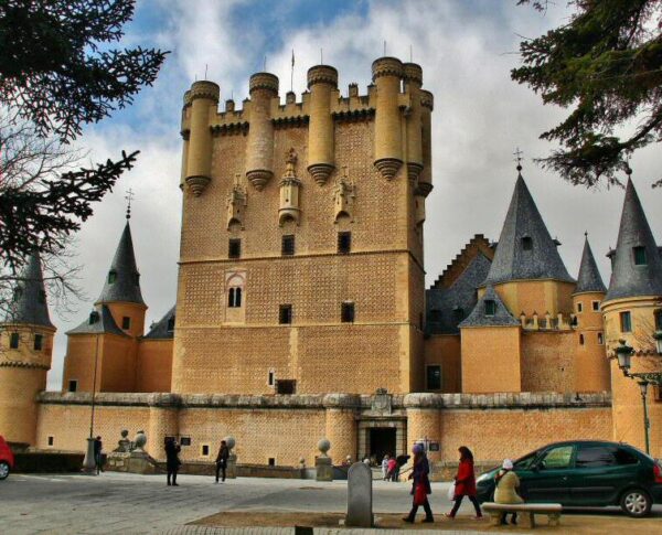 Fachada principal del Alcázar de Segovia