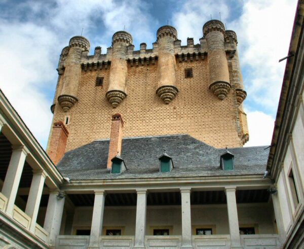 Torre del Homenaje en Patio de Armas en Alcázar de Segovia