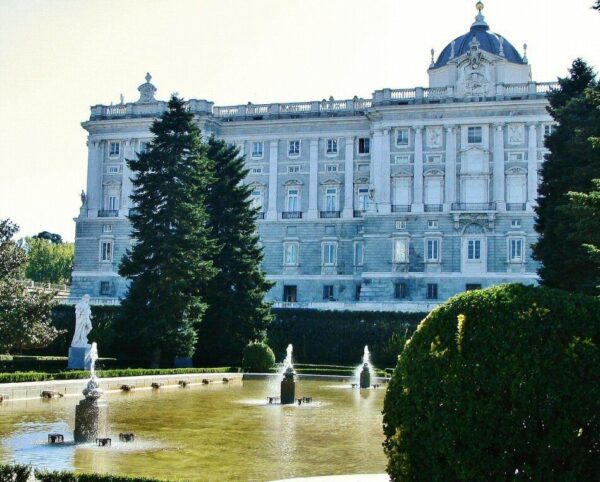 Jardines Sabatini junto a palacio Real de Madrid