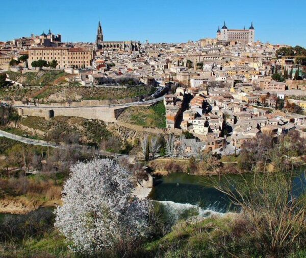 Vistas panorámicas de Toledo desde mirador del río Tajo