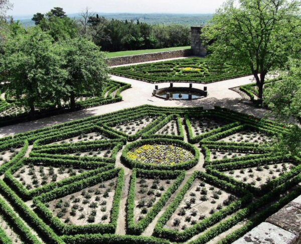 Jardines en el monasterio de El Escorial en Madrid