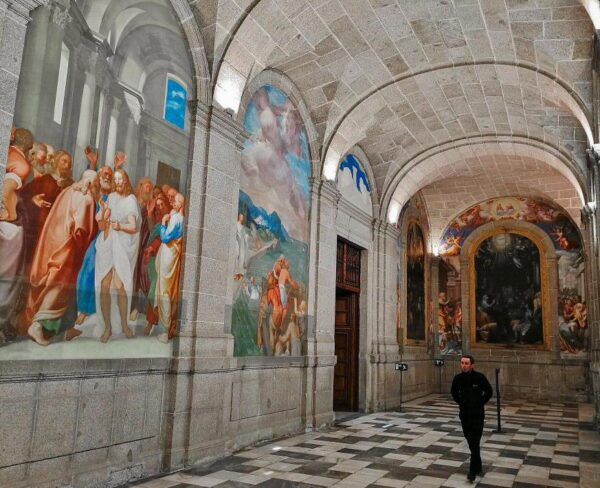 Galería del claustro del Patio de los Evangelistas en monasterio de El Escorial