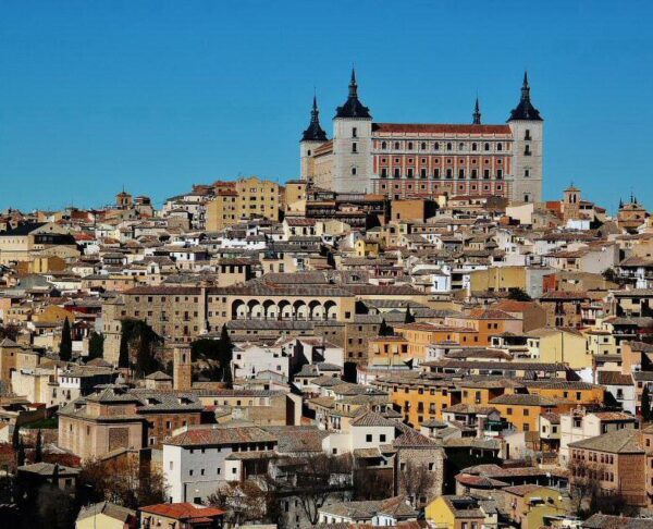Vistas del Alcázar de Toledo desde mirador sobre el río Tajo