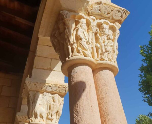 Capiteles en la iglesia románica de Duratón en Segovia