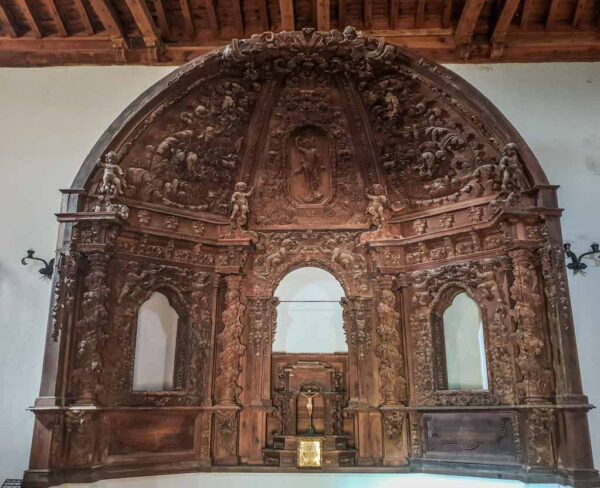 Interior de la iglesia románica de Duratón en Segovia