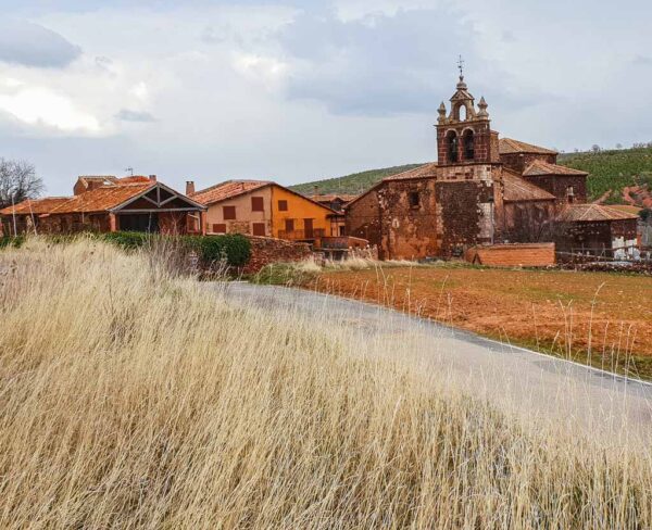 Madriguera, pueblo rojo en Sierra de Ayllón en Segovia