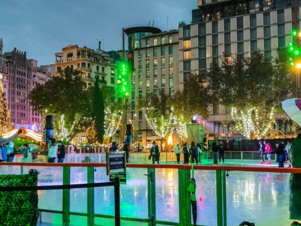 Pista de patinaje en Navidad en Plaza de España de Madrid